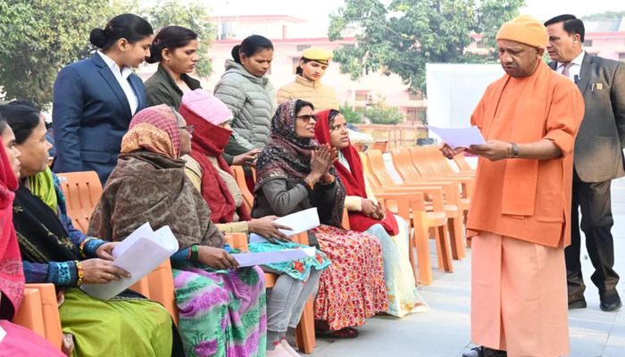 Cm Yogi : जनता दर्शन कार्यक्रम में सीएम योगी ने सुनी जनता की समस्याएं