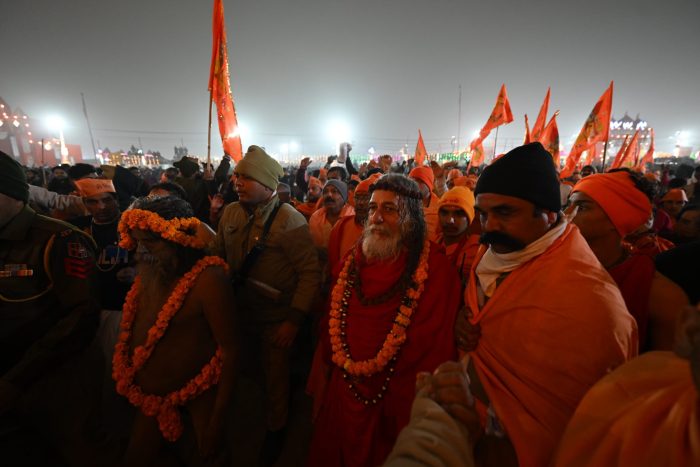 Mahakumbh 2025: महाकुम्भ के पहले अमृत स्नान पर नजर आया एकता का महाकुम्भ,विदेशी नागरिकों ने भी परिवार के साथ किया गंगा स्नान