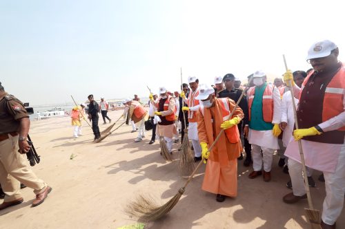 महाकुम्भ : सीएम योगी ने प्रयागराज के अरैल घाट पर स्वच्छता अभियान कार्यक्रम में लिया भाग, दिया ये संदेश