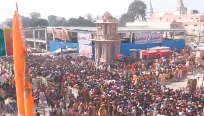 Ayodhya News: अयोध्या में उमड़ रहा श्रद्धा का सैलाब, लाखों श्रद्धालु कर रहे रामलला के दर्शन