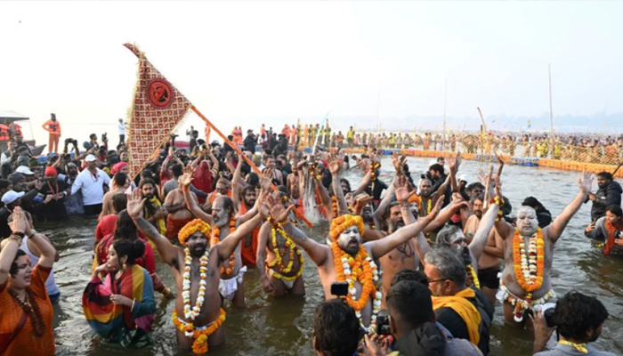 Mahakumbh 2025: महाकुम्भ 2025 के अंतिम अमृत स्नान के अवसर पर, त्रिवेणी तट पर नागा साधु बने आकर्षण का केंद्र