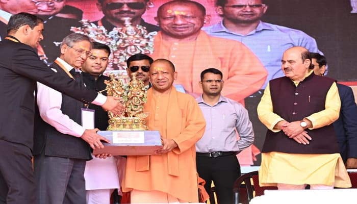 Rangotsav 2025: मुख्यमंत्री योगी आदित्यनाथ ने बरसाना में किया रंगोत्सव का शुभारंभ