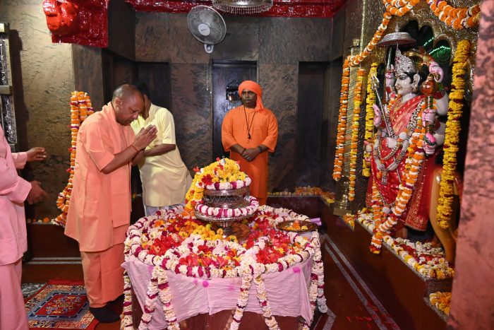 Balrampur News: मुख्यमंत्री योगी आदित्यनाथ ने माँ पाटेश्वरी देवी मंदिर में की पूजा-अर्चना