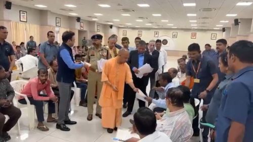 UP NEWS : सीएम आवास पर ‘जनता दर्शन’ कार्यक्रम, फरियाद सुनने पीड़ितों के पास खुद पहुंचे सीएम योगी