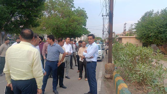 Noida: नोएडा में CEO लोकेश एम. ने किया क्षेत्रीय निरीक्षण, सफाई और विकास कार्यों को लेकर दिए सख्त निर्देश