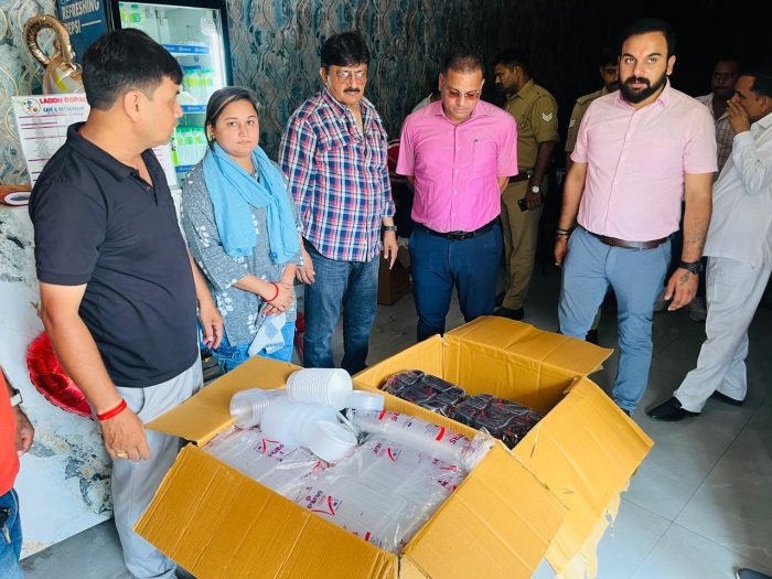 Noida News : नोएडा प्राधिकरण का शहर को स्वच्छ एवं सुन्दर बनाने को लेकर एन्टी प्लास्टिक ड्राईव जारी