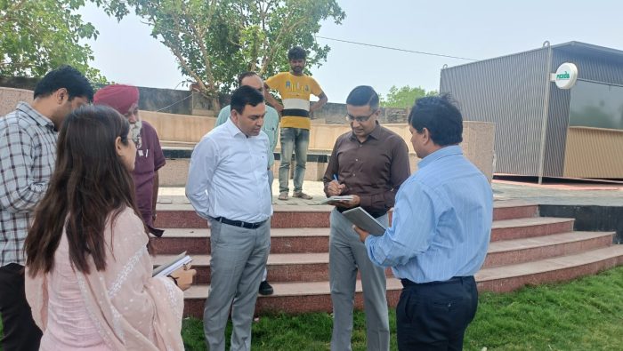 Noida News : नोएडा प्राधिकरण के सीईओ ने विभिन्न क्षेत्रों का किया निरीक्षण, अधिकारियों को दिए सख्त निर्देश