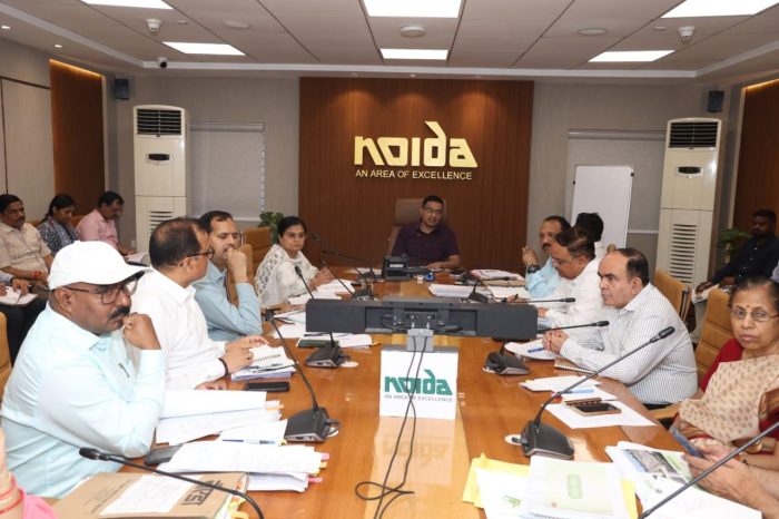 Noida News: मानसून से पहले नोएडा सीईओ ने की सभी विभागों की समीक्षा बैठक
