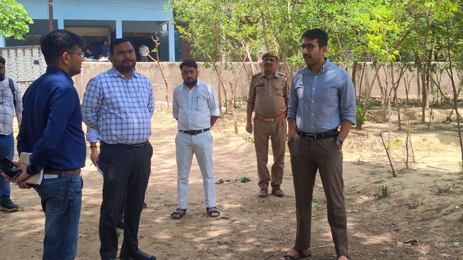 मथुरा नगर आयुक्त ने मियावाकी पद्धति से लगे वृक्षारोपण का किया निरीक्षण , दिए निर्देश