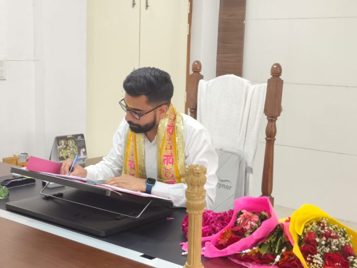 मथुरा : नवागत नगर आयुक्त ने मथुरा नगर निगम का संभाला चार्ज