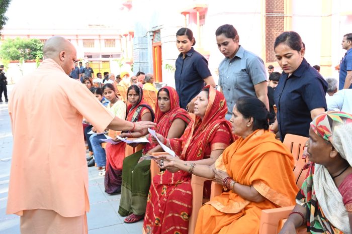 Gorakhpur : संवेदनशीलता और शीघ्रता से करें जन समस्याओं का निस्तारण : सीएम योगी