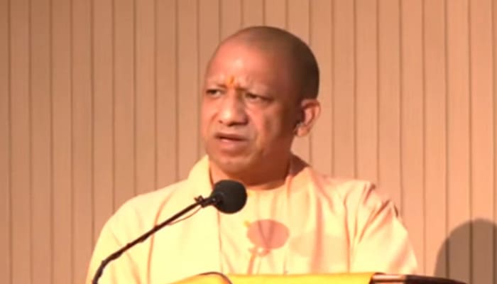 Lko News: CMS लखनऊ में सीएम योगी ने किया शिक्षकों और टॉपर्स का सम्मान, बोले- राष्ट्रप्रेम की शिक्षा दें