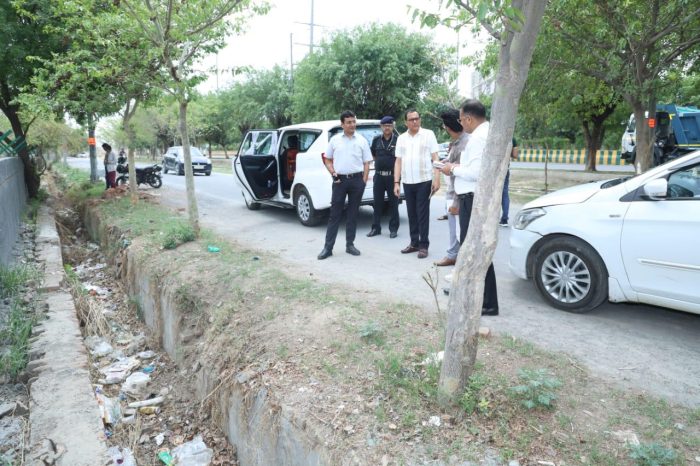 Noida: नोएडा के प्रमुख मार्गों पर सफाई में लापरवाही, प्राधिकरण ने दिए कड़े निर्देश — दो एजेंसियों पर नोटिस और अधिकारियों के वेतन पर रोक