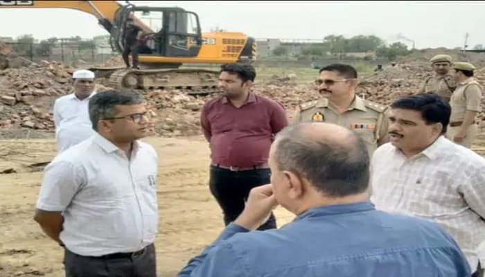 Jewar: जेवर में डीएम ने कार्गो रूट और नाला प्रोजेक्ट का किया निरीक्षण, समय पर गुणवत्तापूर्ण कार्य के निर्देश