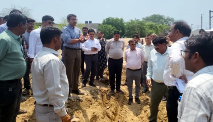 Mathura News: रेलवे लाइन विस्तार से हो रहे जलभराव पर नगर आयुक्त सख्त, कार्य में लापरवाही पर चेतावनी