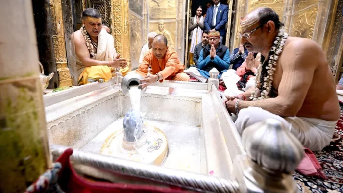Varanasi: मुख्यमंत्री योगी आदित्यनाथ ने किया बाबा विश्वनाथ और संकट मोचन मंदिर का दर्शन-पूजन