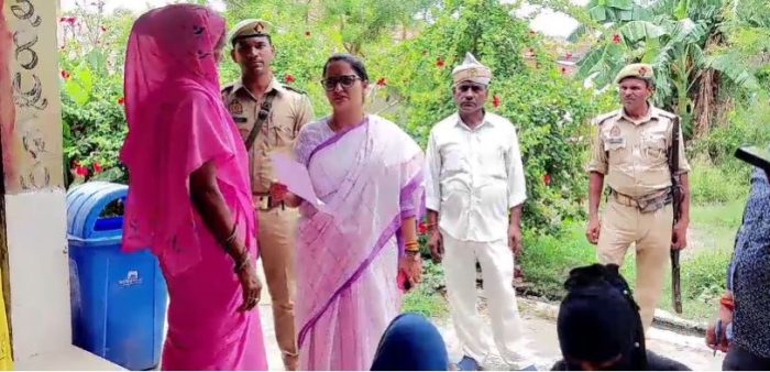 Bahraich : डीएम के औचक निरीक्षण में कई सरकारी भवन बंद, अफसरों व कर्मियों का वेतन रोका