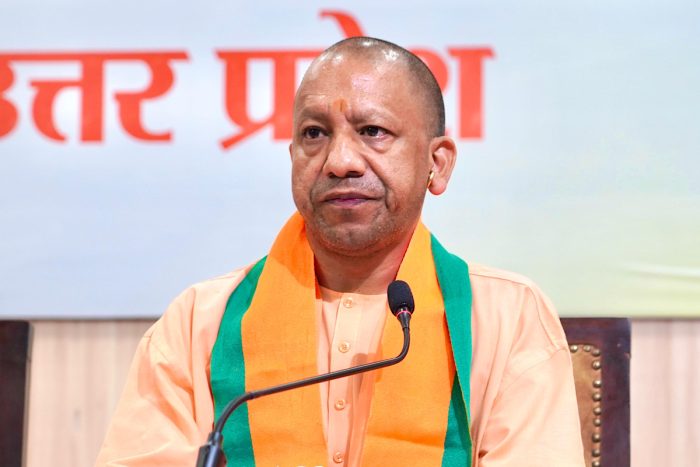 UP News : सीएम योगी की पहल से बदली व्यवस्था, अब पात्र परिवारों को घर बैठे मिलेगा पारिवारिक लाभ