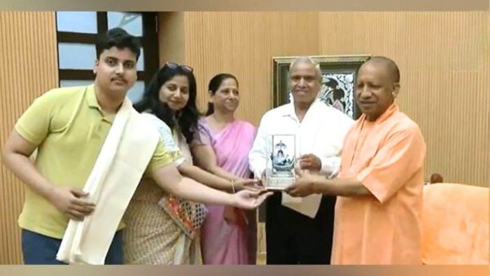 Lucknow: लखनऊ में अंतरिक्ष यात्री शुभांशु शुक्ला के माता-पिता को सीएम योगी ने किया सम्मानित