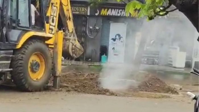 Sambhal : संभल में फ्लाईओवर निर्माण के दौरान गैस पाइपलाइन फटी, बड़ा हादसा टला