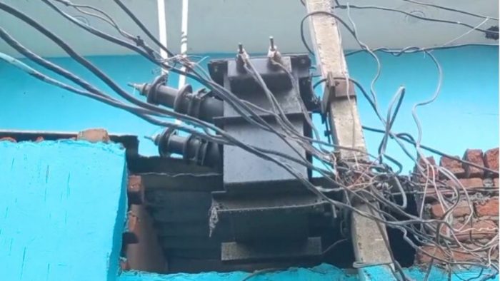 Aligarh : चार साल से बिजलीघर बना महिला का घर, प्रशासन और बिजली विभाग की घोर लापरवाही उजागर