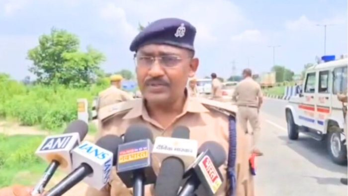 Etawah: इटावा में कथावाचक विवाद के बाद बेकाबू हुआ माहौल, पुलिस पर पथराव, कई गिरफ्तार