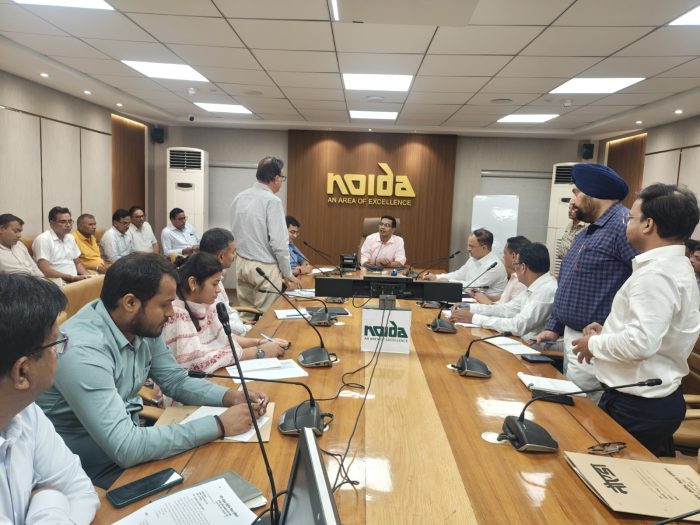 अंधेरे को कहें अलविदा, क्यूंकि खराब स्ट्रीट लाइट के लिए नोएडा प्राधिकरण है न !