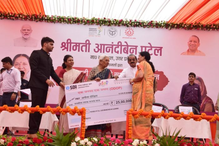 UP News : राज्यपाल ने विभिन्न जनकल्याणकारी योजनाओं के लाभार्थियों को किया लाभान्वित