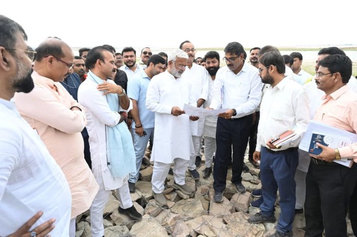 CHANDAULI NEWS- गंगा कटान रोकने के कार्यों का जलशक्ति मंत्री ने किया स्थलीय निरीक्षण, गुणवत्ता में सुधार के निर्देश