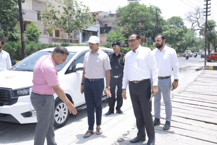 नोएडा प्राधिकरण के ACEO ने विभिन्न क्षेत्रों का किया स्थलीय निरीक्षण, अधिकारीयों को दिए सख्त निर्देश