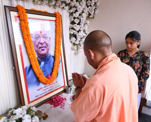 Gorakhpur : मुख्यमंत्री योगी आदित्यनाथ ने शोक संतप्त परिवारों से की मुलाकात, जानी जनता की समस्याएं