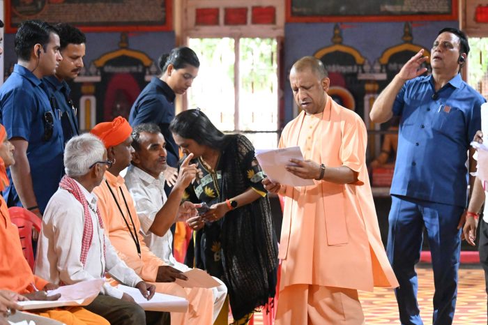 Gorakhpur : गोरखपुर में सीएम योगी का जनसुनवाई अभियान, जनता दर्शन में सुनीं फरियादें