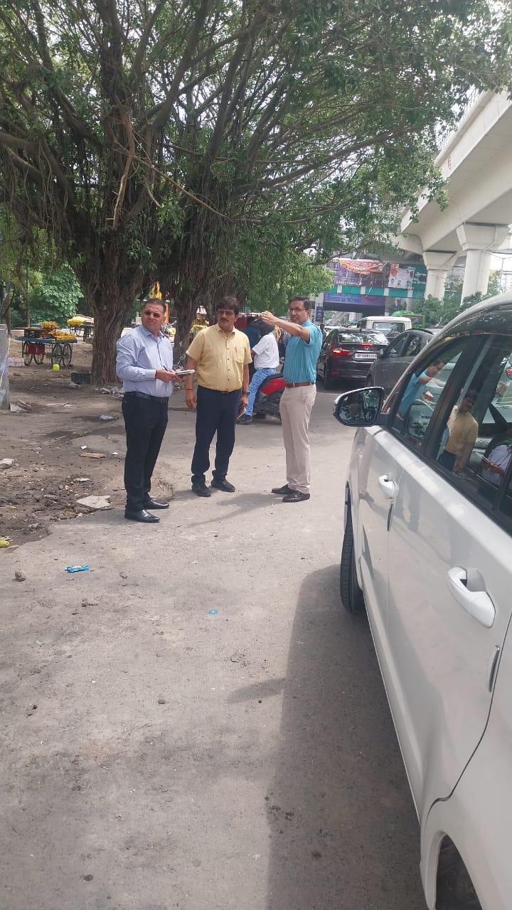 Noida : नॉएडा में सफाई और मरम्मत को लेकर CEO ने किया निरीक्षण, कई एजेंसियों पर जुर्माना