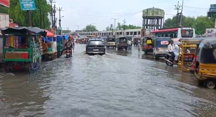 Firozabad: 20 मिनट की बारिश ने खोली स्मार्ट सिटी की पोल, नगर निगम की लापरवाही उजागर