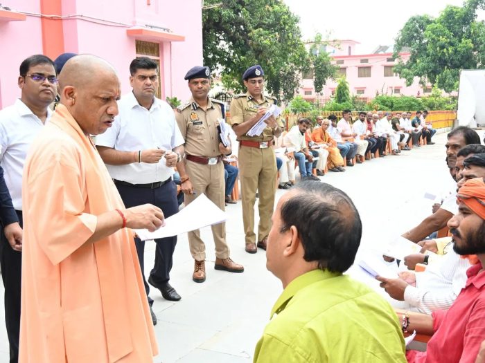 Gorakhpur: मुख्यमंत्री योगी ने जनता दर्शन में सुनीं 200 लोगों की समस्याएं, भू-माफियाओं पर कड़ी कार्रवाई के निर्देश