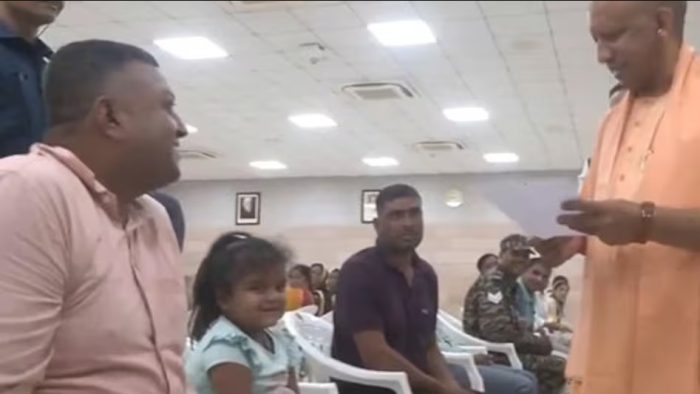 Moradabad: जनता दर्शन में मुरादाबाद की बच्ची ने सीएम से स्कूल में दाखिले की गुजारिश