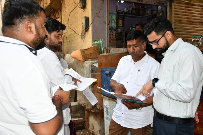 Mathura News: नगर निगम की सफाई व्यवस्था पर सवाल, लापरवाह कर्मचारियों पर कार्रवाई के निर्देश