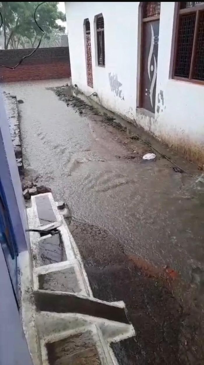 Lalitpur News: मूसलाधार बारिश से जनजीवन अस्त-व्यस्त, सड़कों से लेकर घरों तक पानी ही पानी