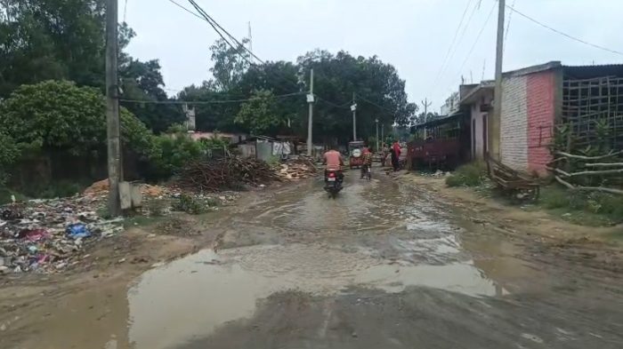 Bahraich News: पयागपुर नगर पंचायत की जर्जर सड़कों ने बढ़ाई लोगों की परेशानी