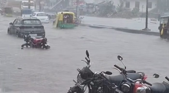 Sonbhadra: सोनभद्र में मानसून की पहली बरसात ने खोली नगर पालिका की पोल: शहर और हाईवे बेहाल