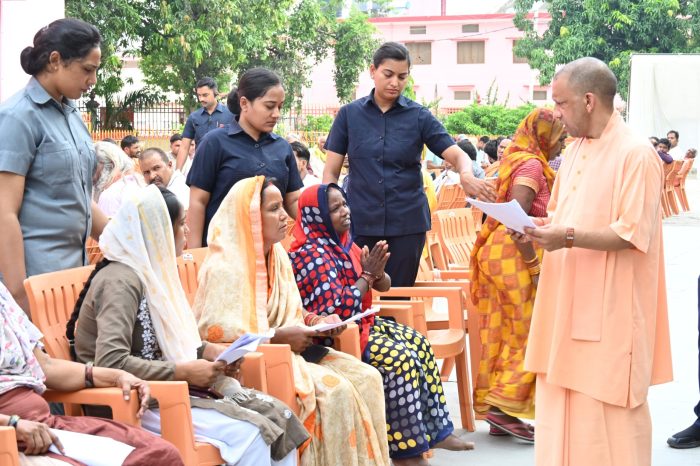 CM Yogi Janta Darwar : बिटिया का इलाज कराएंगे, आवास भी दिलाएंगे : जनता दर्शन में बोले सीएम योगी