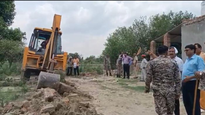 Vrindavan : सरकारी भूमि पर अवैध निर्माण पर नगर निगम का बुल्डोजर, 30 मकान ध्वस्त