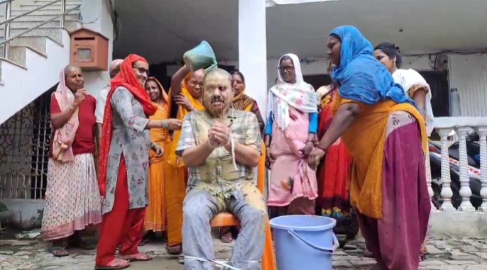 Maharajganj : महिला समुदाय ने इंद्रदेव को खुश करने के लिए पूर्व चैयरमैन गुड्डू खान को कीचड़ और पानी से नहलाया