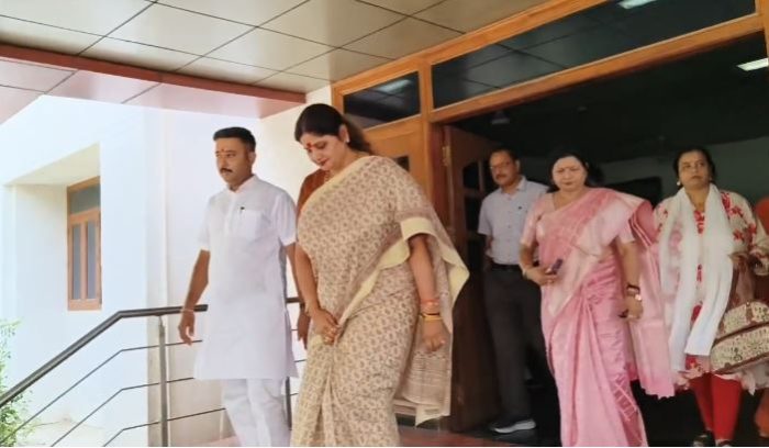 महिला आयोग की अध्यक्ष बबिता चौहान ने महिला अस्पताल का किया निरीक्षण, बदहाली पर जताई नाराजगी
