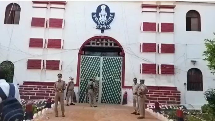 Prayagraj: अतीक अहमद के बेटे अली के पास नैनी जेल में मिला कैश, डिप्टी जेलर और वार्डन निलंबित