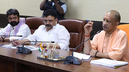 मुख्यमंत्री योगी आदित्यनाथ का वाराणसी दौरा: विकास कार्यों और कानून व्यवस्था की गहन समीक्षा