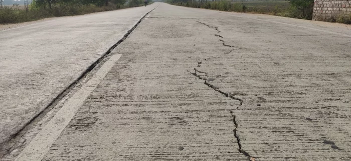 Ghazipur: गाज़ीपुर की टीबी रोड में दरारें बनीं जानलेवा, लोगों ने की मरम्मत की मांग
