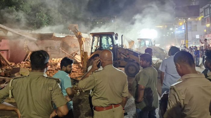 Varanasi : पहलवान लस्सी और चाची की कचौड़ी की दुकान हुई ध्वस्त, लोक निर्माण विभाग ने किया जमींदोज