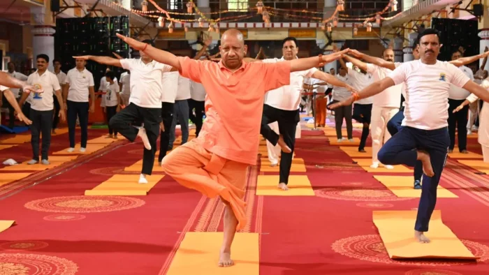 Gorakhpur : योग समाज कल्याण का मार्ग दिखाता है: गोरखपुर में सीएम योगी ने किया योग अभ्यास