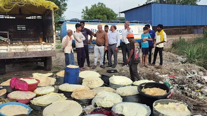 Chandauli : मिलावटी खोया पकड़े जाने पर खाद्य विभाग की बड़ी कार्रवाई